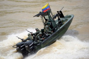 Patrullaje de una lancha de la armada venezolana en las aguas del mar Caribe