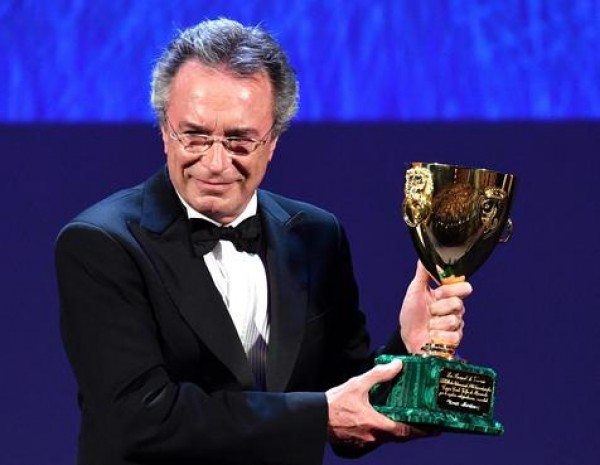 El argentino Oscar Martínez celebra su pemio a &quot;mejor actor&quot; en el Festival de Venecia.