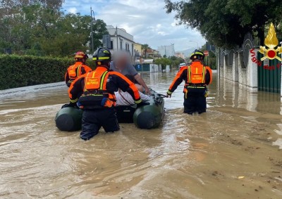 Emilia Romagna sott&#039;acqua: due dispersi e oltre mille sfollati. Scuole chiuse, treni cancellati