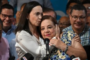 La líder opositora venezolana María Corina Machado (i) besa a su reemplazante para las próximas elecciones nacionales, Corina Yoris (d), durante una conferencia de prensa en Caracas.