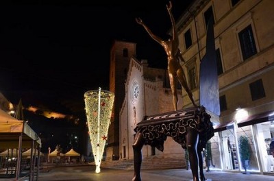 Festività: abete “a testa in giù”, l’omaggio al surrealismo stravagante di Salvador Dalì