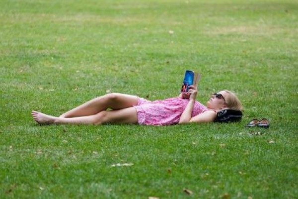 Una joven inglesa busca el fresco en la alfombra verde de St. James&#039;s Park, en Londres 