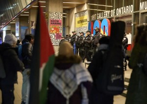 I manifestanti pro Palestina bloccano l&#039;ingresso dell&#039;Art Gallery a Toronto