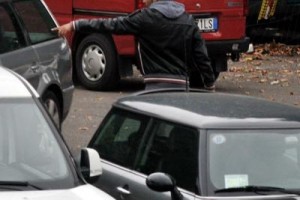 Roma non vuole pagare, parcheggiatore abusivo lo accoltella ai Parioli