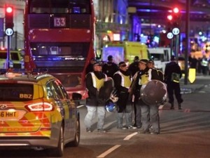 Londra nel panico, sei morti, negli attacchi terroristici. Uccisi tre attentatori