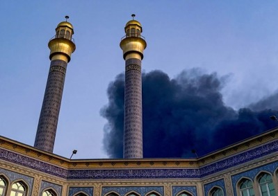 Il fumo si alza dopo un&#039;esplosione avvenuta nel centro di Teheran durante il terzo giorno di attacchi militari israeliani contro l&#039;Iran