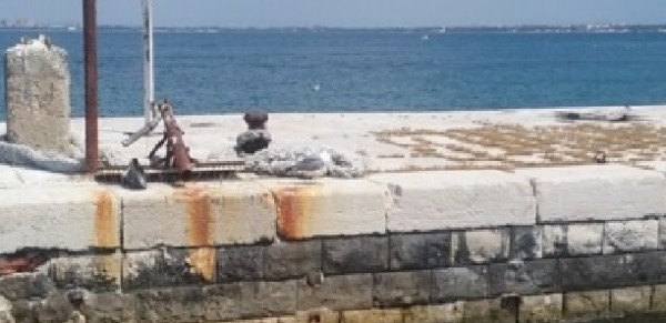 Guardare l&#039;isola tarantina di San Paolo col Catamarano