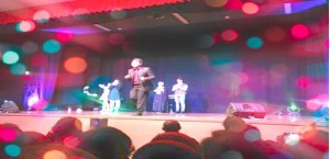Carosino (Taranto) – Marco Buzzerio, l’istrione, con la cover di Massimo Ranieri, incanta il teatro ne «La bellezza della vita»
