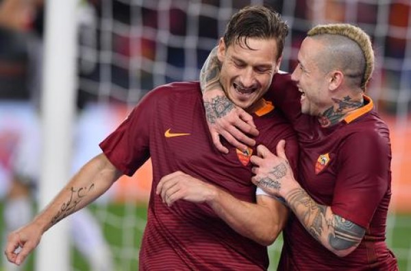 Roma avanza de la mano de Totti