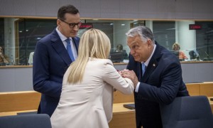 Il premier ungherese Viktor Orban e quello polacco Mateusz Morawiecki con Giorgia Meloni al vertice Ue