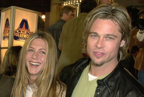 Brad Pitt se acerca a Jennifer Aniston
