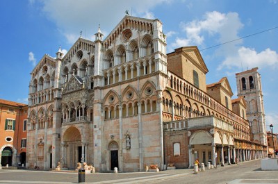 la Catedral de Ferrara o Duomo que está dedicada a San Jorge