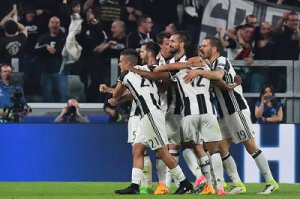 Doppietta Dybala e gol di Chiellini, la Juve affonda il Barca 3-0