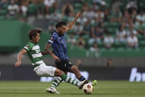 Ederson ante Hidemasa Morita en el primer duelo entre Atalanta y Sporting de Lisboa 