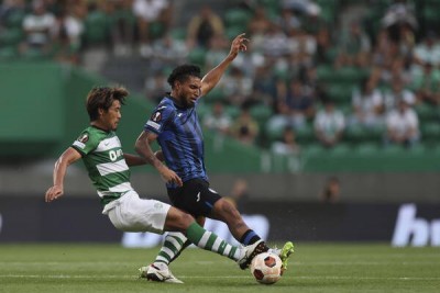 Ederson ante Hidemasa Morita en el primer duelo entre Atalanta y Sporting de Lisboa 