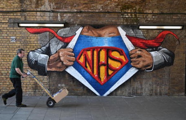 Un murales a sostegno del servizio sanitario britannico