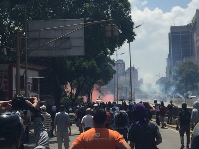 Amnistía Internacional instó Venezuela a aclarar componentes del gas rojo utilizados contra la manifestación opositora