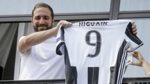Higuain sbarca a Torino: &quot;Juve ha la squadra per fare una grande stagione&quot; Su Twitter l&#039;ira dei tifosi del Napoli