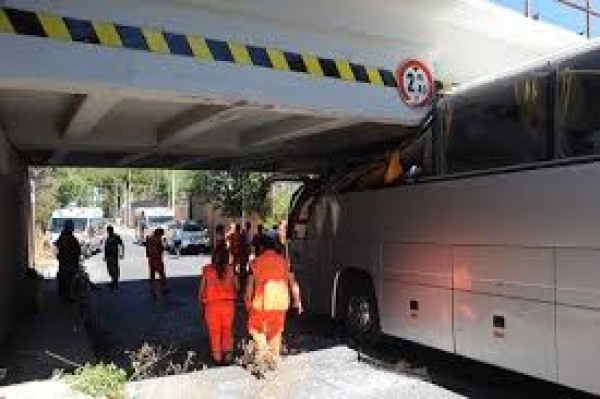 Ostia pullman si incastra sotto un ponte: 18 feriti, 3 gravi. Anche un bambino