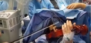 Suona il violino durante un operazione al cervello, il commento di Gianni Liviano