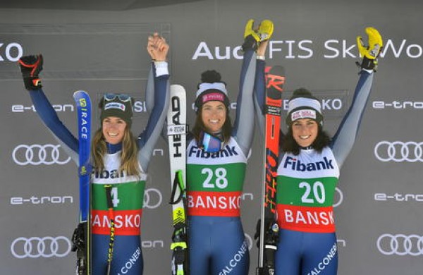 Elena Curtoni (c), Marta Bassino (s) e Federica Brignone (R)