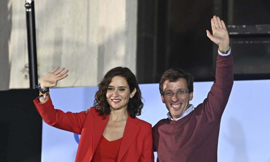 Isabel Diaz Ayuso festeggia con Jose Luis Martinez Almeida 