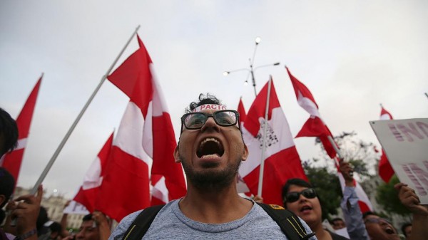 Peruviani inferociti contro il presidente Kuczynski per grazia ad ex presidente