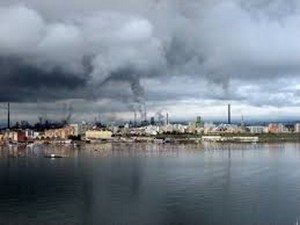 Ilva - Taranto, una zattera in balia delle onde in un mare in tempesta