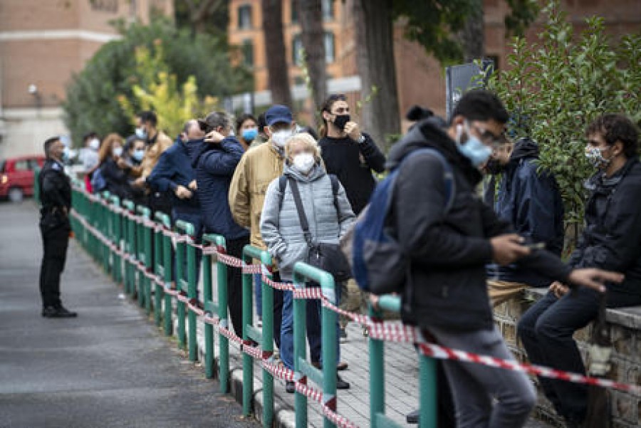 Covid: code ai drive-in di Roma, &quot;anche 12 ore di attesa per tamponi&quot;