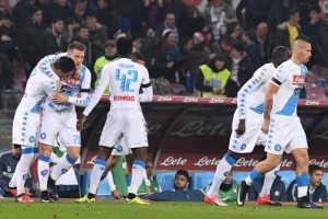 Napoli golea a Inter y recupera terreno