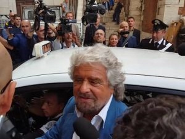 Nel giorno delle primarie del Pd Grillo fa l’apologia del voto online