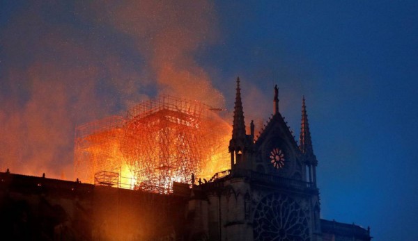 Prometen más de 600 millones de euros para reconstruir Notre Dame