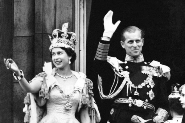 È il giorno dei funerali di Filippo. Va in scena &#039;The Crown&#039;, William e Harry distanziati