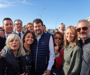 Salvini a Ostia, tra applausi e urla &#039;Vai Matteo, salvaci tu&quot;.