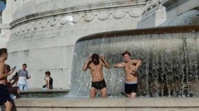 Turistas se bañan desnudos ante Altar de la Patria en Roma