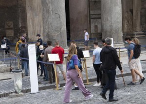 Coronavirus in Italia, 2257 nuovi casi e altri 16 morti. 30 mila tamponi in meno, impennata dei ricoveri