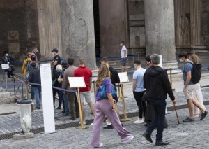 Coronavirus in Italia, 2257 nuovi casi e altri 16 morti. 30 mila tamponi in meno, impennata dei ricoveri