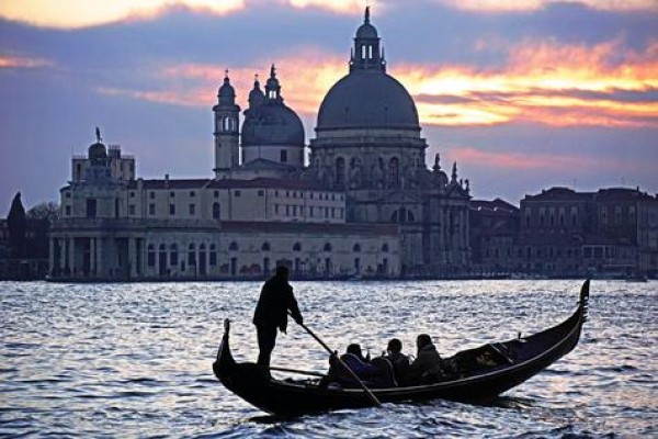 Venecia le pone límite a los visitantes