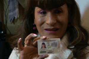 Una delle prime cittadine boliviane a richiedere la nuova carta d&#039;identità