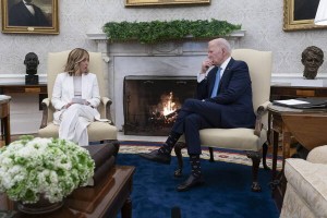 Giorgia Meloni con Joe Biden en el Despacho Oval de la Casa Blanca 