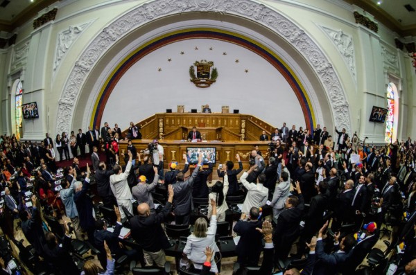 Parlamento de Venezuela aprueba el inicio de un juicio contra Maduro por corrupción