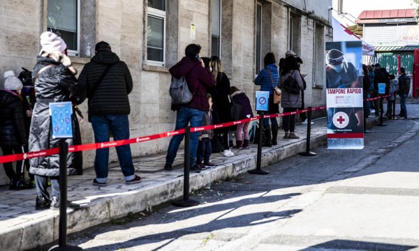 Coronavirus in Italia prosegue il calo dei contagi con 57.712 nuovi casi e 349 morti il tasso di positività sceso a 12,1%:bollettino 31 gennaio