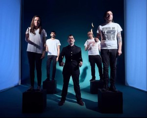 Zombies No estrena su tercer disco, ‘Divided We Fall’, disponible en Venezuela a cambio de medicinas