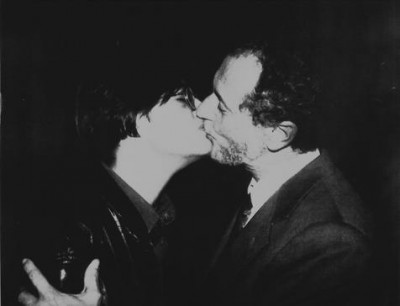 Aiuti mientras besa en la boca, en 1991, a una joven seropositiva