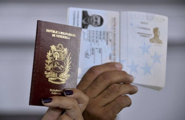 Venezuela ordenan a organismos competentes establecer mecanismos para extender validez de pasaportes