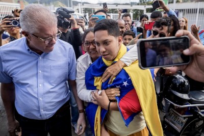 Dopo 115 giorni di detenzione, è stato scarcerato a Caracas lo studente di antropologia dell&#039;Università centrale del Venezuela, John Álvarez.  Il giovane di 24 anni era stato condannato a 16 anni di reclusione con l&#039;accusa di associazione per delinquere e terrorismo insieme a sei sindacalisti, a loro volta scarcerati mercoledì.