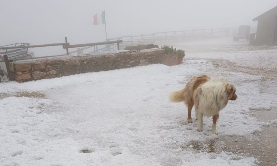 Trombe d&#039;aria e nubifragi sull&#039;Italia, 4 feriti nel livornese. Prima neve sulle Dolomiti