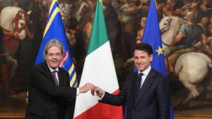 Todo un símbolo. El presidente de Italia, Sergio Mattarella, le entrega al flamante premier, Giuseppe Conte, una campanilla para llamar a la reunión del primer Consejo de Ministros