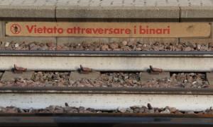 i binari in una stazione ferroviaria italiana 