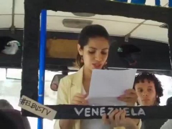In Venezuela i giornalisti sfidano la censura facendo i tg negli autobus